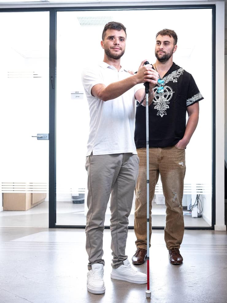 מתן לוי עם אחיו שגיא, שמלווה אותו במהלך עבודתו בפרקליטות. "בזכותו נהייתי סוג של עורך דין, למרות שלא למדתי משפטים" (צילום: יובל חן) מתן לוי עם אחיו שגיא, שמלווה אותו במהלך עבודתו בפרקליטות. "בזכותו נהייתי סוג של עורך דין, למרות שלא למדתי משפטים"