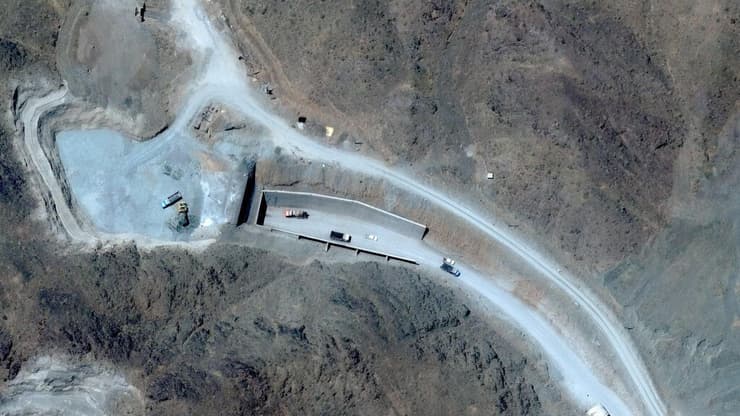 צילום: Vantor/Handout via REUTERS הר המכוש פיקאקס איראן ליד נתנז צילום לוויין 21 ביוני