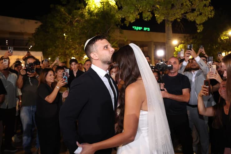 מתן לוי ובת זוגו בחתונתם. "היום אני מבין שזה לא כזה חשוב איך אנשים נראים" (צילום: ששון משה) מתן לוי ובת זוגו בחתונתם