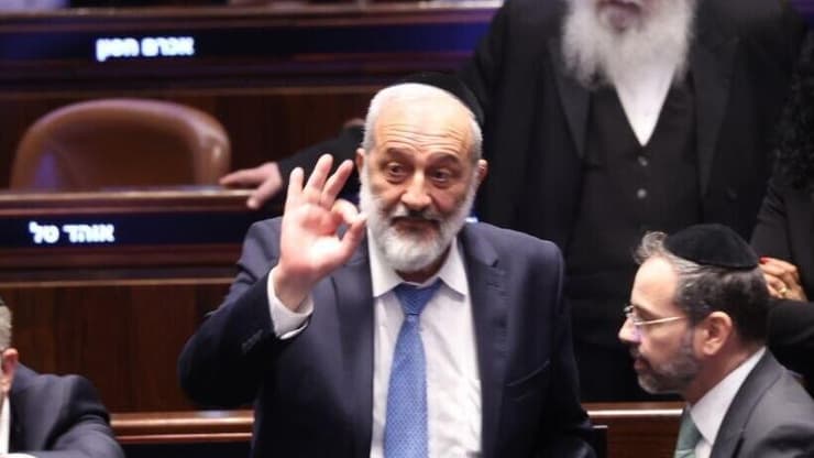 אריה דרעי. באופוזיציה תוקפים: "רוצה לסחוט את הקופה" (צילום: אלכס קולומויסקי ) אריה דרעי בהצבעה במליאה