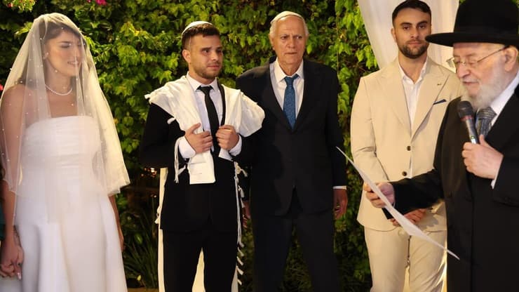 מתן לוי ובת זוגו בחתונתם. "עכשיו אני מתרכז באשתי" (צילום: ששון משה) מתן לוי ובת זוגו בחתונתם