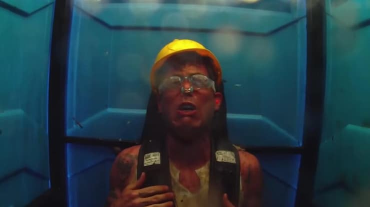 אם היו חסרות סיבות לחשוש משירותים ציבוריים - הנה עוד אחת. מתוך "ג'קאס D3" (צילום מסך) מתוך "ג'קאס D3"