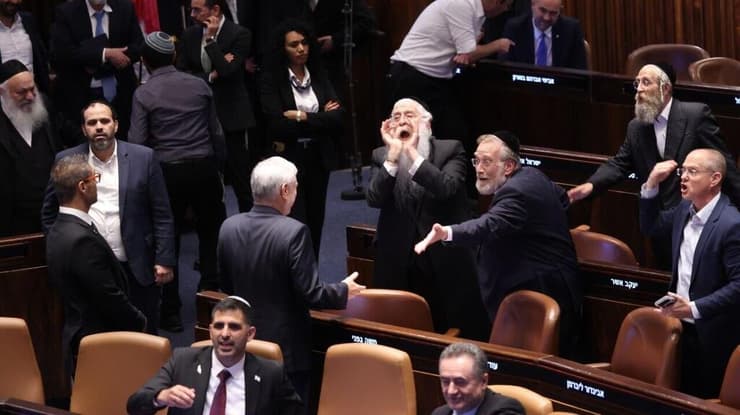 צילום: אלכס קולומויסקי יצחק גולדקנופף במליאת הכנסת