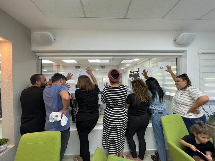 מחאת ההורים הורים מוחים בישיבת מועצת העיר יבנה