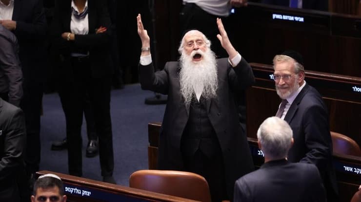 הח"כים יצחק פינדרוס מאיר פרוש (צילום: אלכס קולומויסקי) יצחק גולדקנופף במליאת הכנסת
