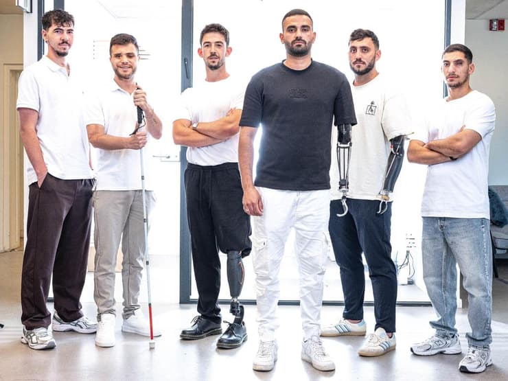 מימין: דולב סלע, עומר בראל, עדן בחרי, עמרי רוזנבליט, מתן לוי ועזיז שוקרוב. "כשיש לאדם סיבה לקום בבוקר, הוא יוצא ממשבצת הקורבן" (צילום: יובל חן) מימין: דולב סלע, עומר בראל, עדן בחרי, עמרי רוזנבליט, מתן לוי ועזיז שוקרוב. "כשיש לאדם סיבה לקום בבוקר, הוא יוצא ממשבצת הקורבן"