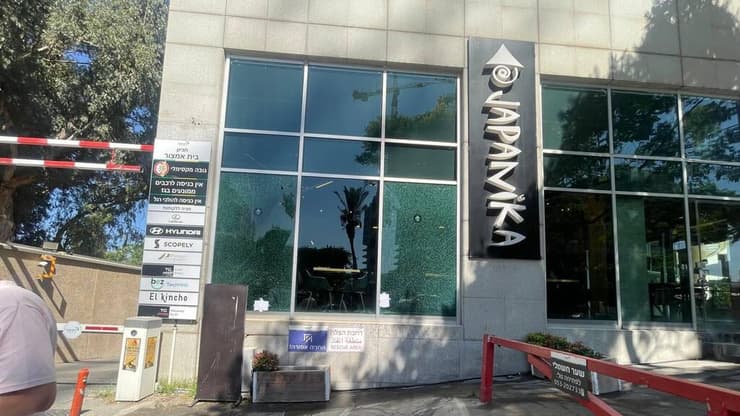 סימני ירי על גבי חלונות סניף ג'פניקה בהרצליה (צילום: רועי רובינשטיין) סימני ירי על גבי חלונות סניף ג'פניקה בהרצליה