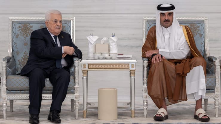 יו"ר הרשות הפלסטינית מחמוד עבאס עם אמיר קטאר תמים בן חמד אל-ת'אני