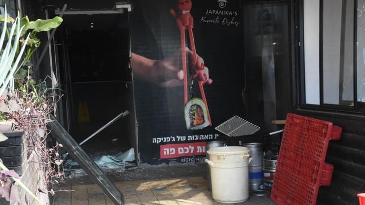 הנזק מרימון רסס שהושלך על סניף ג'פניקה בראש פינה (צילום: אביהו שפירא ) רימון רסס הושלך על סניף ג'פניקה בראש פינה