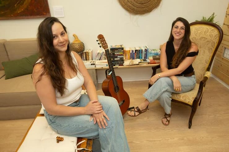 נטע ועמית ב"בית נועמה". מקום שאפשר להגיע אליו בלי להסביר (צילום: גיל נחושתן) נטע חנניה עמרני ועמית ביסמוט קלעי