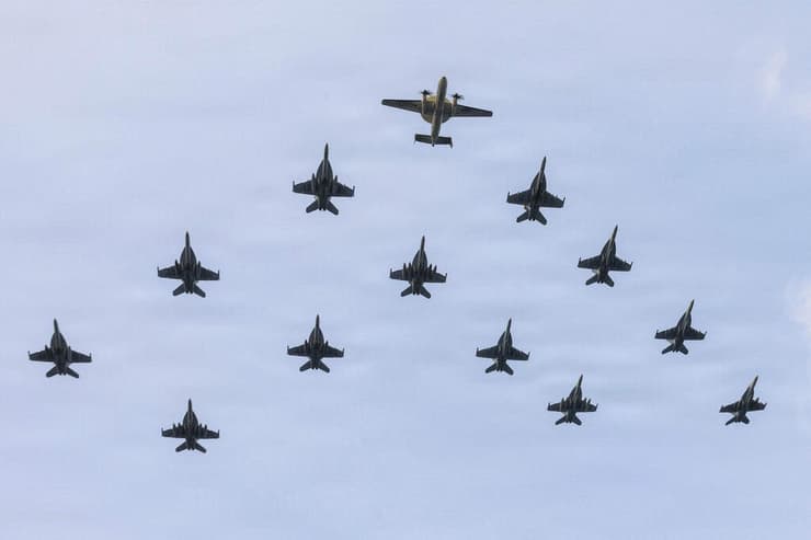 צילום: AFP PHOTO / US NAVY / NAVCENT PUBLIC AFFAIRS מטוסי קרב של צבא ארה"ב ב הים הערבי בצילום מ-30 ביוני בצל המתיחות מול איראן