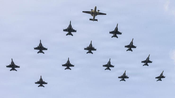מטוסי קרב של צבא ארה"ב ב הים הערבי בצילום מ-30 ביוני בצל המתיחות מול איראן