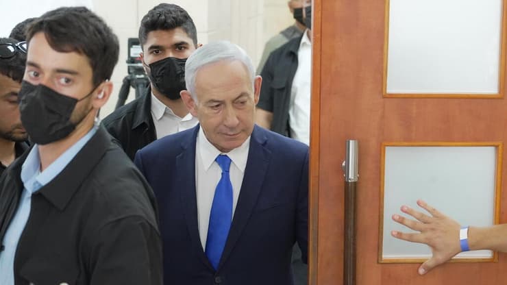 נתניהו נכנס לאולם הבוקר. "אלקין תלוי בו פוליטית" (צילום: אלכס גמבורג ) נתניהו נכנס לדיון במחוזי ירושלים
