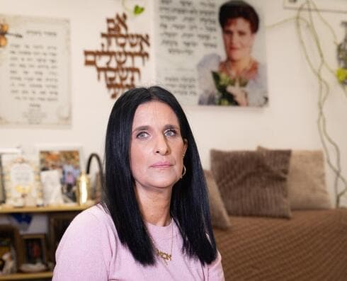 "בכל דיון הוא נראה יותר טוב מהקודם, בזמן שאצלנו הלב דופק והגוף רועד. כל מה שאני רוצה זה לצרוח. הוא חי, נושם, אוכל, צוחק, מתעצבן. והיא? קבורה מתחת לאדמה, על לא עוול בכפה. הלכה לעבודה ולא חזרה"
(דפנה כהן. צילום: אלכס קולומויסקי) דפנה כהן