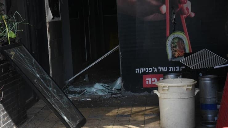 צילום: אביהו שפירא רימון רסס הושלך על סניף ג'פניקה בראש פינה