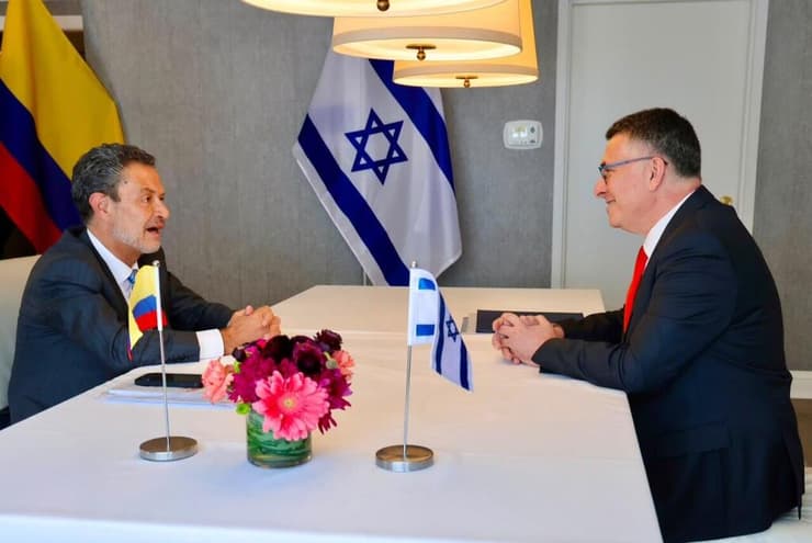 סער ושר החוץ המיועד של קולומביה (צילום: שמוליק עלמני) שר החוץ גדעון סער נפגש לפני שעה קלה בוושינגטון עם שר החוץ המיועד של קולומביה עומאר בולה אסקובר