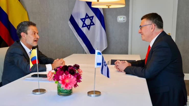 סער ואסקובר (צילום: שמוליק עלמני) שר החוץ גדעון סער נפגש לפני שעה קלה בוושינגטון עם שר החוץ המיועד של קולומביה עומאר בולה אסקובר