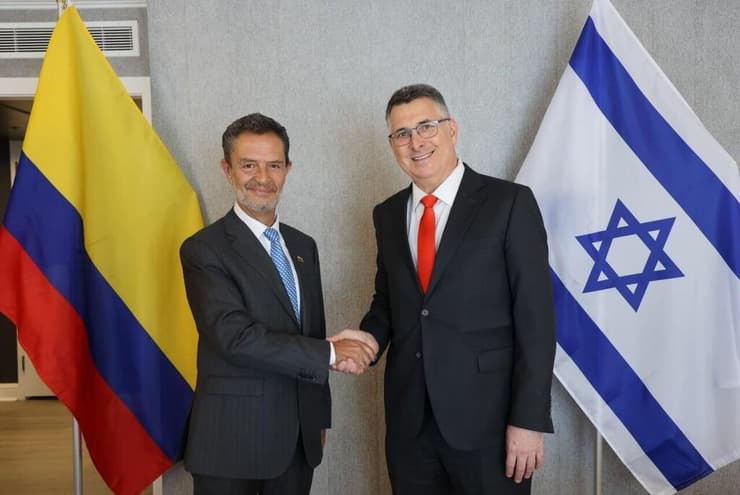 עידן חדש ביחסים. שרי החוץ של ישראל וקולומביה (צילום: שמוליק עלמני) שר החוץ גדעון סער נפגש לפני שעה קלה בוושינגטון עם שר החוץ המיועד של קולומביה עומאר בולה אסקובר