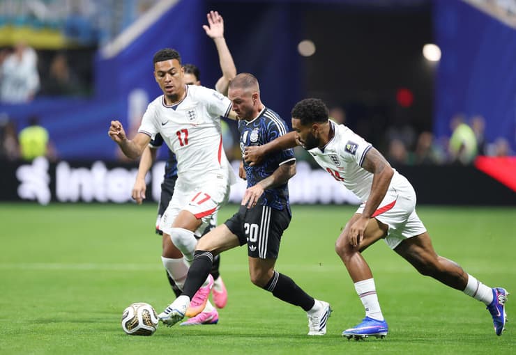 מק אליסטר מול ריס ג'יימס (צילום: Justin Setterfield/Getty Images) אנגליה ריס ג'יימס ארגנטינה אלכסיס מקאליסטר