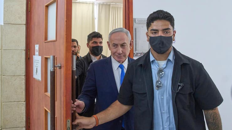 "שרה חיפשה תעודת ביטוח". נתניהו ומאבטחים (צילום: AP Photo/Ohad Zwigenberg) נתניהו נכנס לדיון במחוזי ירושלים
