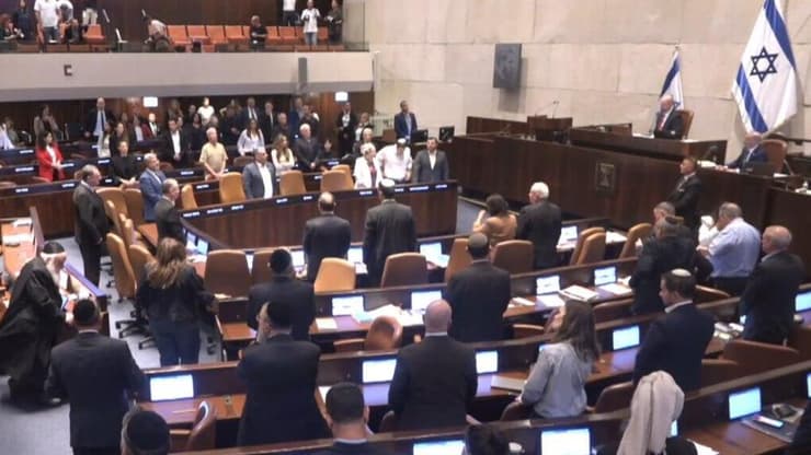 מליאת הכנסת. רוב מערכות הבחירות לא התקיימו במועדן המקורי (צילום: ערוץ כנסת) דקת דומיה לזכר לינדזי גרהאם