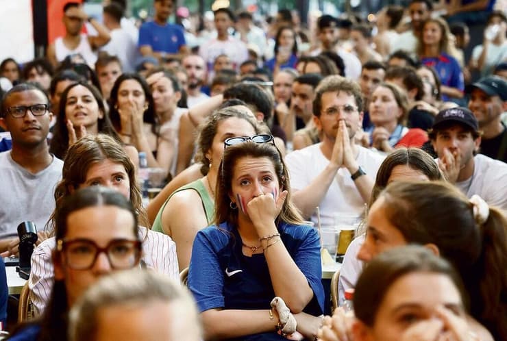 מלאים בסטייל. אוהדי צרפת (צילום: REUTERS/ Tom Nicholson) נבחרת צרפת
