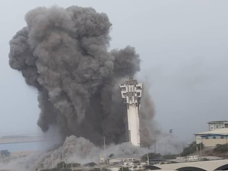 עשן בעיר צ'בהאר שלחופי מצר הורמוז, בתמונה שפרסמה האופוזיציה האיראנית תקיפות צבא ארה"ב בצ'בהאר, איראן