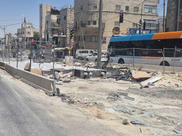 תיקון מקטע הרכבת הקלה בעקבות הרס הפגנות החרדים