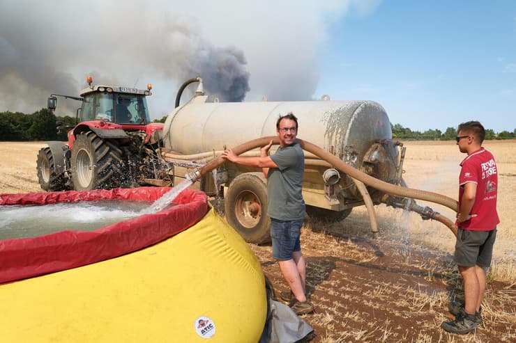 החשש: השריפות ממשיכות לבעור באדמה, ועלולות לצוץ יותר מ-100 מטר מהמוקד המקורי (צילום: Pierre Crom/Getty Images) מזג אוויר גל חום צרפת שריפה ליד פריז