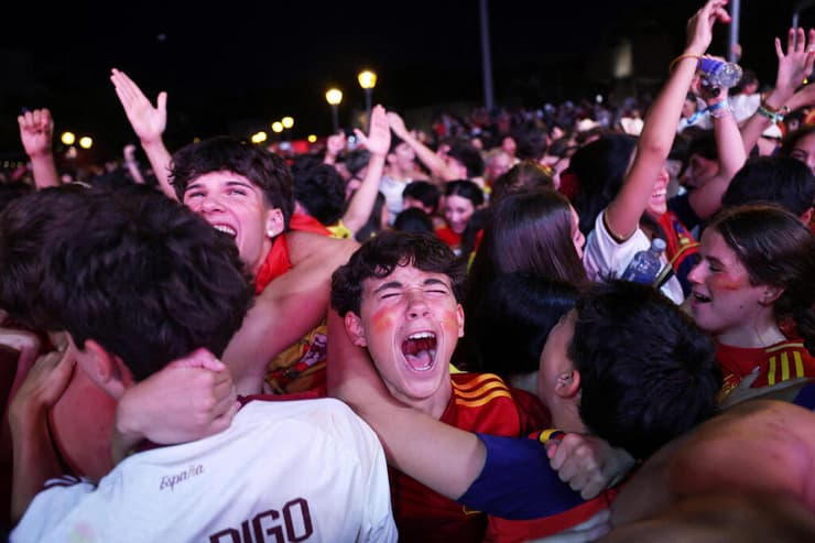 אוהדי ספרד במדריד מאושרים (צילום: REUTERS / Susana Vera) חגיגה ספרד