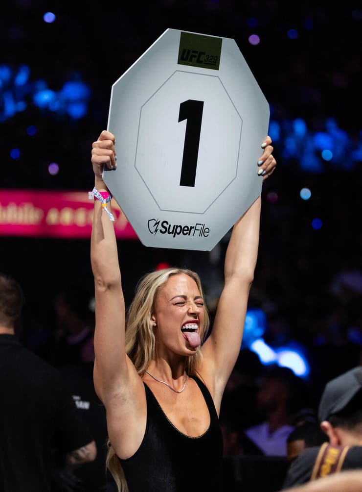 קנינגהאם כ"נערת זירה" ב-UFC (צילום: Mark J. Rebilas-Imagn Images) קנינגהאם