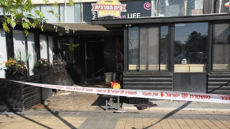 הזירה בראש פינה (צילום: אביהו שפירא ) רימון רסס הושלך על סניף ג'פניקה בראש פינה