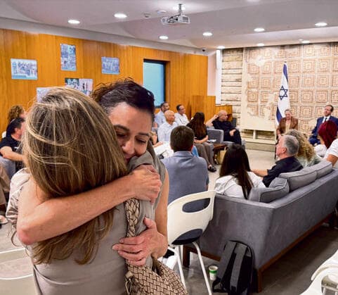 קטגוריה שעומדת בפני עצמה. מפגש משפחות הפצועים בבית הנשיא קטגוריה שעומדת בפני עצמה. מפגש משפחות הפצועים בבית הנשיא
