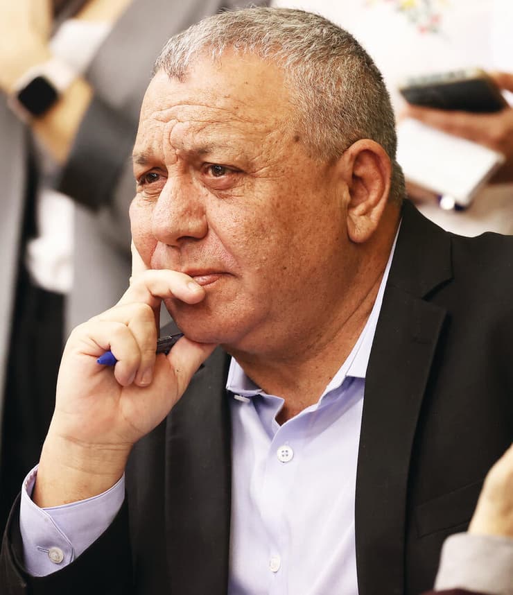 קרא למשימה. איזנקוט (עמית שאבי) קרא למשימה. איזנקוט