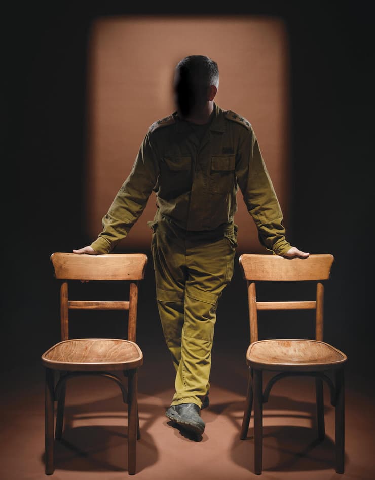 “במודיעין הגולמי יש המון רעש, אין לך מושג מה קשור אליך ומה לא”. מ’ (יונתן בלום) “למצוא מחט בערימת שחת". כוחות צה"ל סורקים אחר ממצאים באחת המנהרות שבהן הועבר גולדין