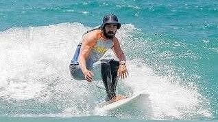 עידו אביב ז"ל. "רצה להגדיל את קהילת הגולשים בארץ" (צילום: אמנון טיירו) עידו אביב ז"ל במועדון גלישה
