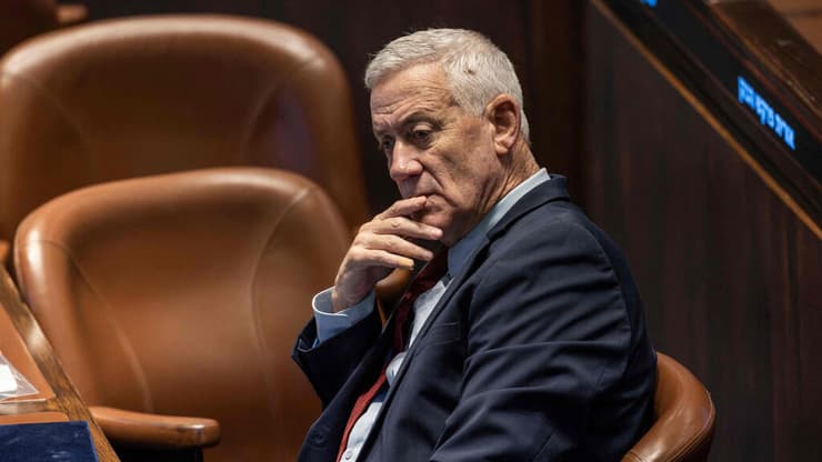 "לוקח את הח"כים בסיעה כבני ערובה לקפריזות אישיות שלו". גנץ (צילום: ilia YEFIMOVICH / AFP) מליאת הכנסת