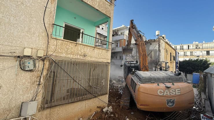 "הזדמנות עבור הרשות המקומית". הריסה בפרויקט התחדשות עירונית של חברת אב־גד בבת־ים (צילום: עמי לאור) "הזדמנות עבור הרשות המקומית". הריסה בפרויקט התחדשות עירונית של חברת אב־גד בבת־ים
