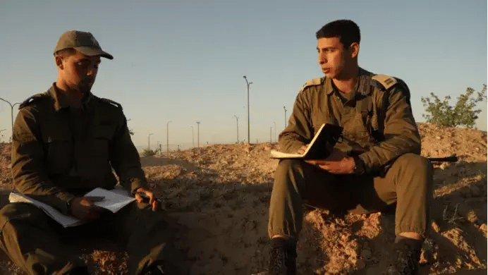 גל (משמאל) עם סגן אורון, מפקד צוות בהשלמה המבצעית בבה"ד 7 (צילום: אודי הלר) גל עם סגן אורון, מפקד הצוות בהשלמה בבה"ד 7