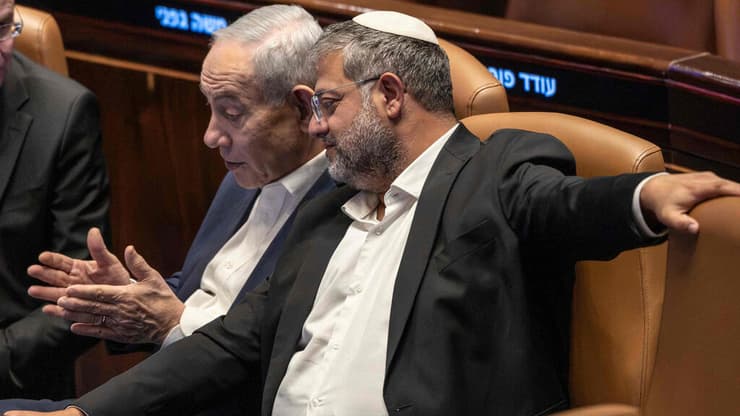 נתניהו ובן גביר בכנסת. (צילום: ilia YEFIMOVICH / AFP) מליאת הכנסת
