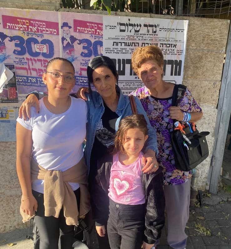 "תקשיבו, קרה משהו לבובה". חביבה ושדי ביום הגיוס של האחיינית אגם (צילום: באדיבות המשפחה) חביבה ושדי ביום הגיוס של האחיינית אגם