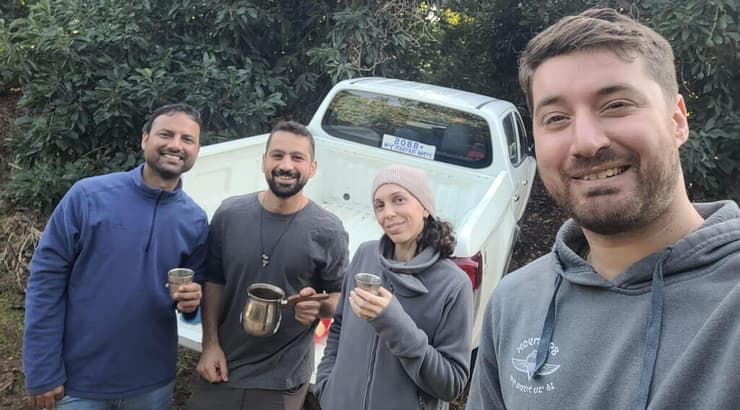 מחקר עם חשיבות כלכלית רבה, וגם חשיבות לאומית, תוך כדי שירות מילואים. צוות המעבדה של ורד יריחימוביץ' במטע אבוקדו. מימין: טל שחר, אתי קינן, דרור ורסנו ופאוון קומר (צילום: טל שחר) מחקר עם חשיבות כלכלית רבה, וגם חשיבות לאומית, תוך כדי שירות מילואים. צוות המעבדה של ורד יריחימוביץ' במטע אבוקדו. מימין: טל שחר, אתי קינן, דרור ורסנו ופאוון קומר