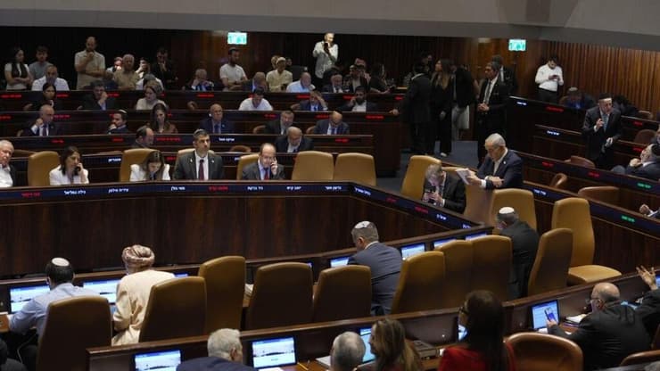הדיון במליאה, היום (צילום: אלכס גמבורג) בנימין נתניהו ושלמה קרעי במליאת הכנסת