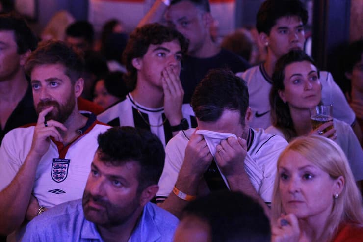 האוהדים מבינים שזה נגמר (צילום:Michael M. Santiago / GETTY IMAGES NORTH AMERICA / AFP) אנגליה ארגנטינה