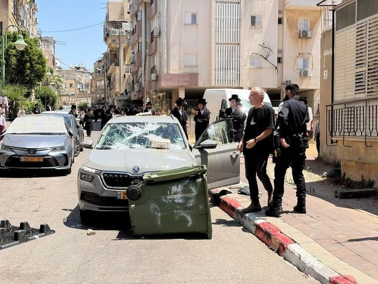 רכבם של הפקחים לאחר התקיפה (צילום: קובי ישראל ) אנשי מס הכנסה נכנסו לבני ברק והותקפו בהשלכת ביצים וחפצים