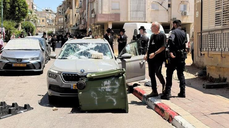 "אורחים בלתי רצויים". רכב הפקחים שעליו הושלכו ביצים (צילום: קובי ישראל ) אנשי מס הכנסה נכנסו לבני ברק והותקפו בהשלכת ביצים וחפצים