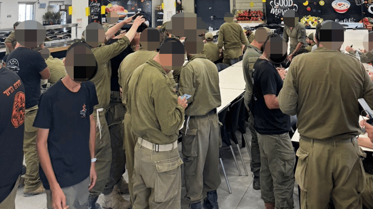 "התגוננו". העימות הבוקר בחדר האוכל של בסיס נבי מוסא חיילי מילואים בכניסה לחדר האוכל