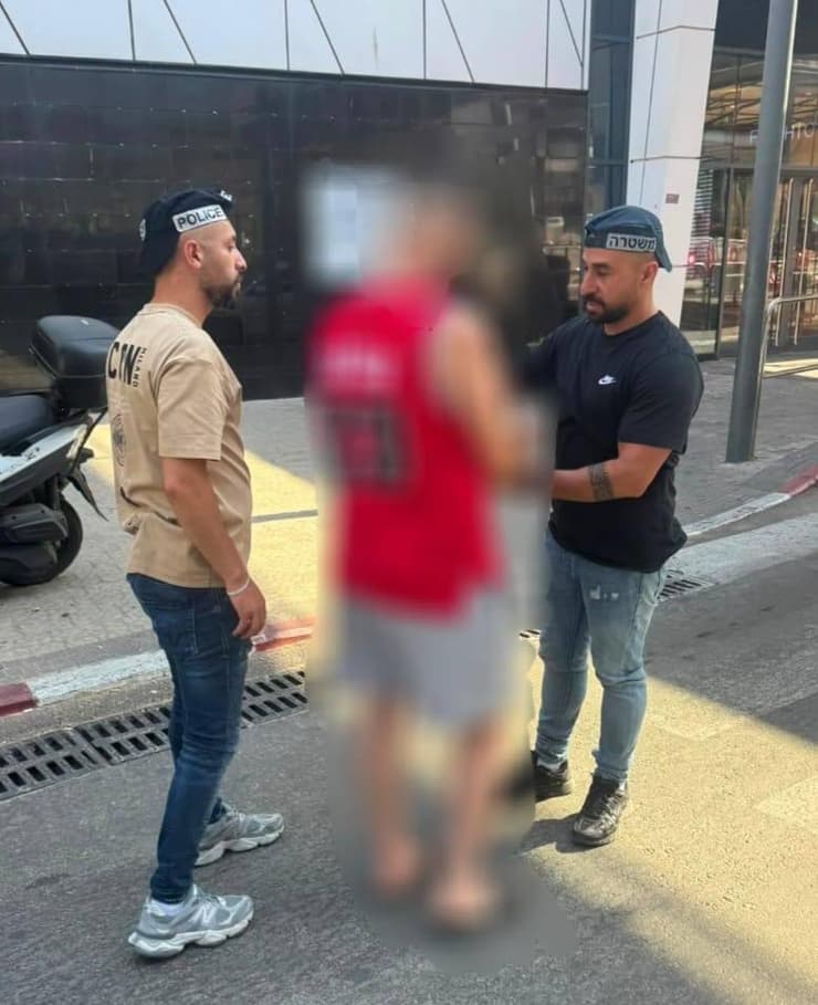 מעצר המורה החשוד (צילום: דוברות המשטרה) מעצר המורה בחשד לביצוע עבירות המין