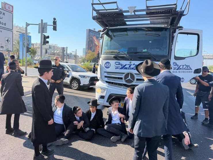 ההפגנה בצומת גהה (צילום: קובי קואנקס ) הפגנה של הפלג הירושלמי בגהה