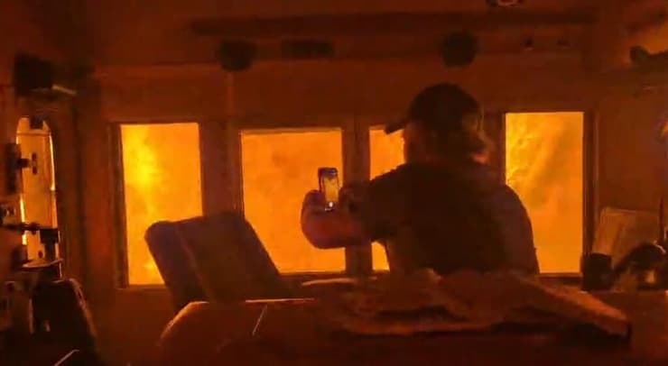 "אנחנו מוקפים, זה נהיה מפחיד". התיעוד מתוך הרכבת קנדה שריפה רכבת בין הלהבות